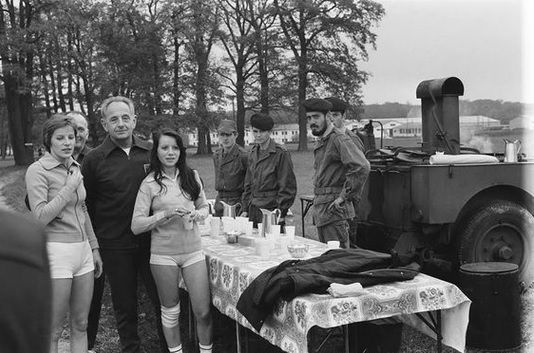 Bigeard et M38.jpg