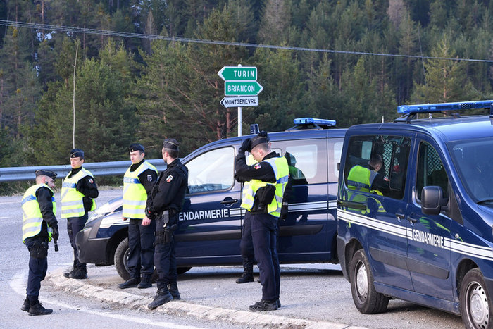 gendarmes-controlent-lentree-vallee-Nevache-Briancon-23-avril-2018_0_729_486.jpg