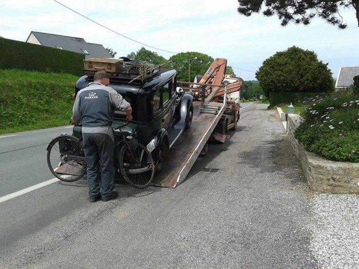 Mona en panne Tour de Bretagne.jpg