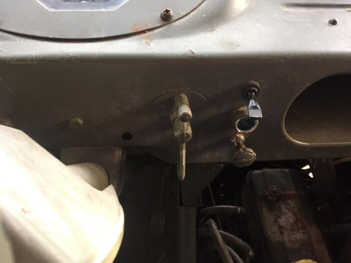 R2087 tableau de bord commande feux blackout.jpg