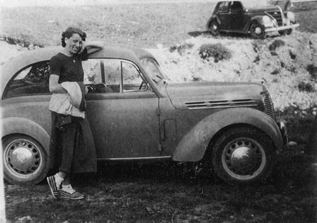 Renault Juvaquatre coach et Matford Sedan  V8 F81 (21CV) de 1938.jpg